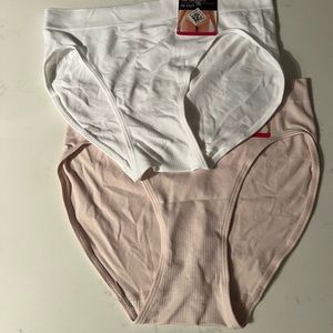 2 pairs of Bali Hi -Cut Smooth U underwear